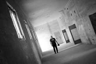 Roman Shamov singt im zweiten Obergeschoss des ehem. Wehrmachtsgefängnisses in Anklam