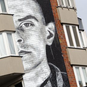 Wer parallel zur Urban Nation Biennale entlang lief, konnte an diversen Fassaden auf beiden Seiten der Bülowstraße weitere Kunstwerke entdecken.