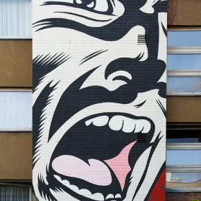 Wer parallel zur Urban Nation Biennale entlang lief, konnte an diversen Fassaden auf beiden Seiten der Bülowstraße weitere Kunstwerke entdecken.