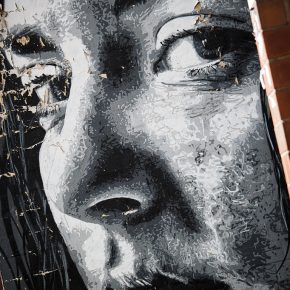 Wer parallel zur Urban Nation Biennale entlang lief, konnte an diversen Fassaden auf beiden Seiten der Bülowstraße weitere Kunstwerke entdecken.