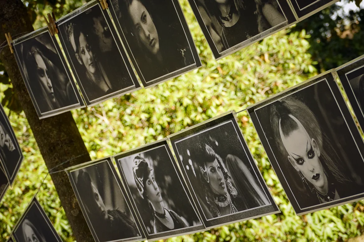 Diverse Fotoabzüge des Fotografen Gerd Lehmann hängen auf einer Leine. Die Bilder zeigen eine Auswahl seiner schwarz-weißen Porträtaufnahmen, die beim Wave-Gotik-Treffen entstanden sind.