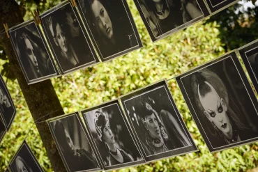 Diverse Fotoabzüge des Fotografen Gerd Lehmann hängen auf einer Leine. Die Bilder zeigen eine Auswahl seiner schwarz-weißen Porträtaufnahmen, die beim Wave-Gotik-Treffen entstanden sind.