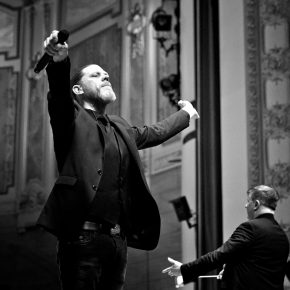 Der Sänger der Band "Diary of Dreams" streckt beide Arme - offensichtlich das Publikum animierend - aus.