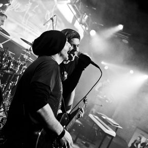 Zwei Mitglieder der Band "Diorama" singen leidenschaftlich gemeinsam in ein Mikro.