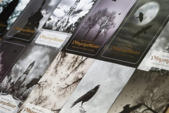 Das Bild zeigt verschiednee Ausgaben des Pfingstgeflüsters.